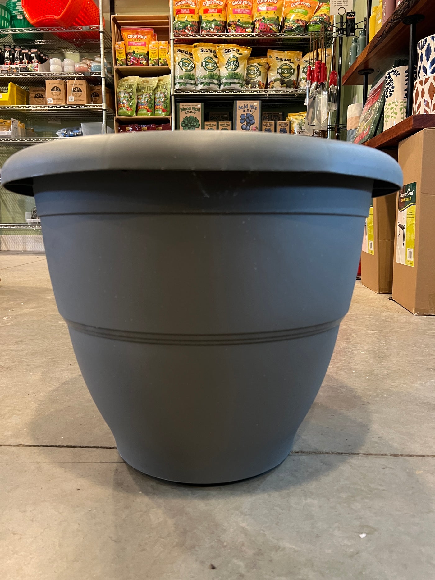 20" Round Plastic Pot Slate